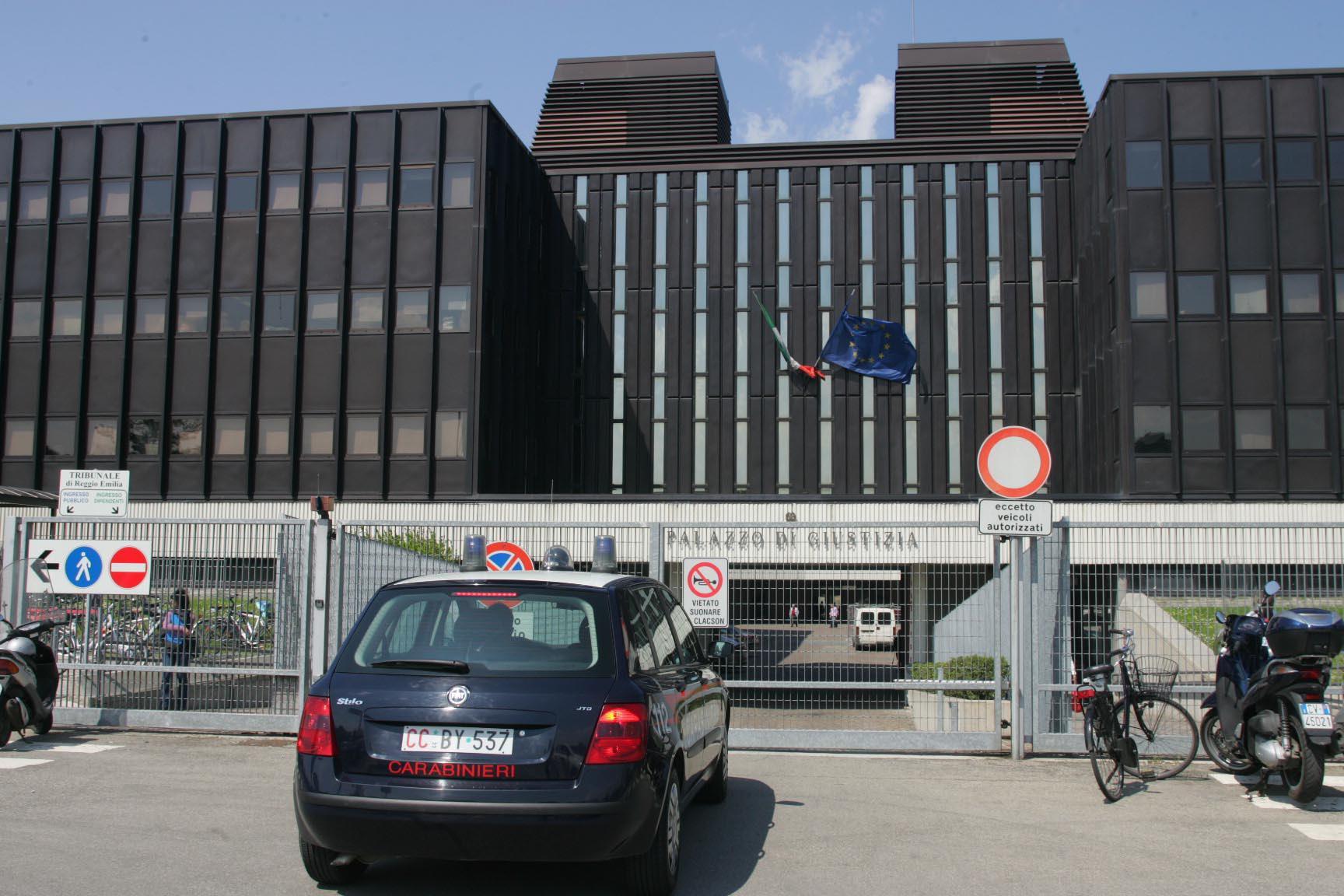 Entra in tribunale con un coltello lungo 19 centimetri, denunciato