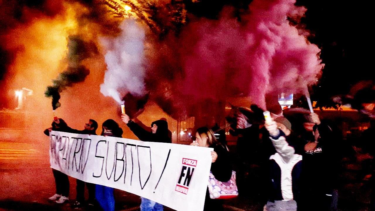 Forza Nuova sfila in zona stazione a Reggio Emilia, il sindaco Vecchi: "I fascisti non li vogliamo" 