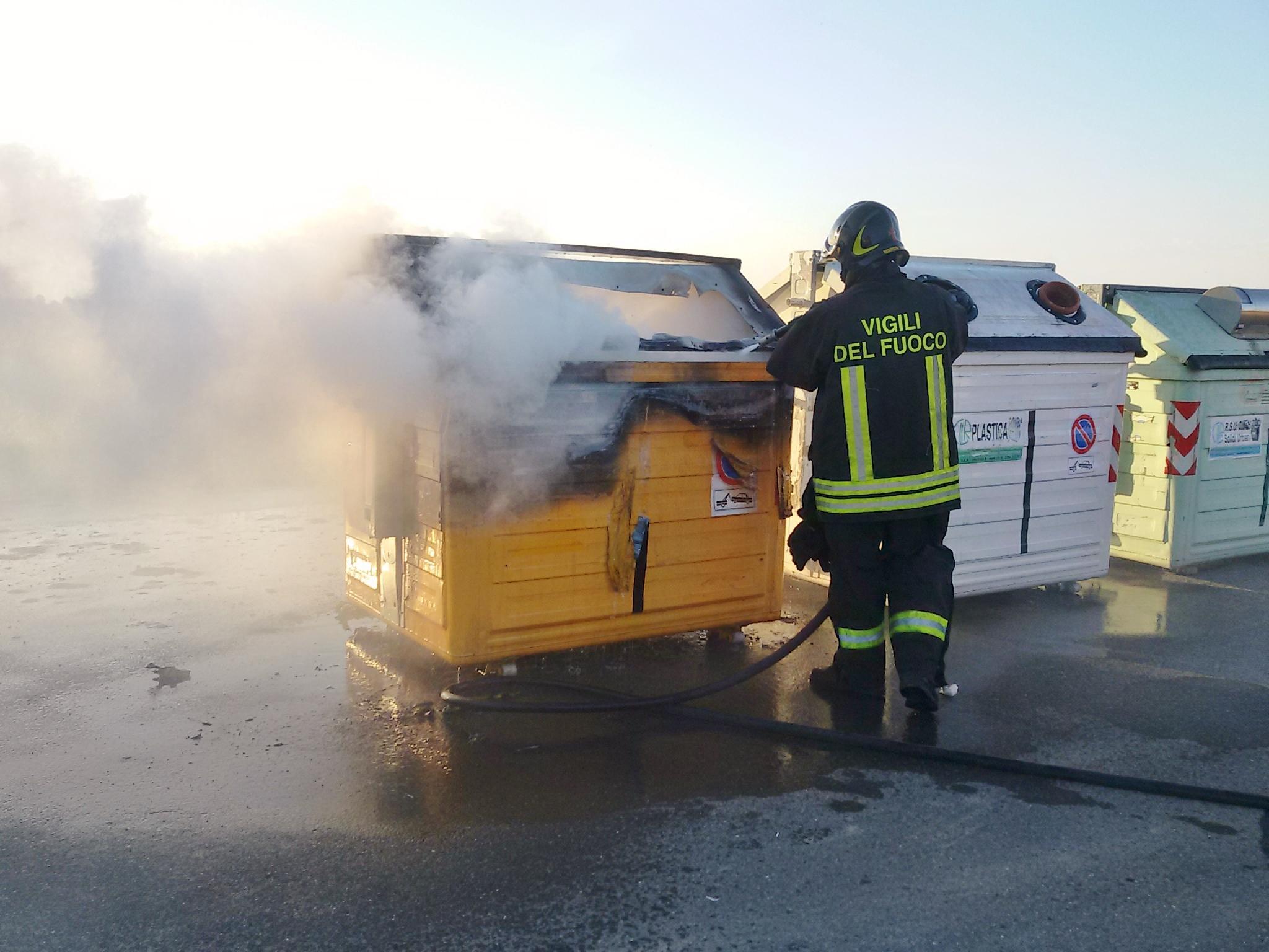 I vigili del fuoco spengono l'incendio di un cassonetto per la raccolta della plastica