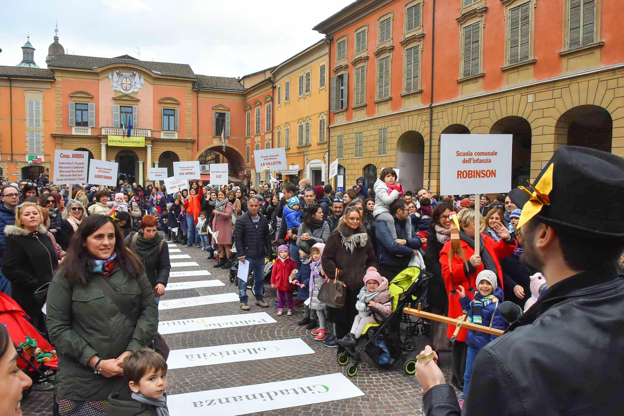 Reggio Emilia, bambini, genitori e insegnanti in piazza Prampolini a sostegno dei nidi e delle scuole dell'Infanzia