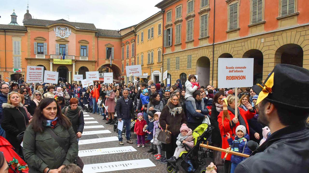 Reggio Emilia, bambini, genitori e insegnanti in piazza Prampolini a sostegno dei nidi e delle scuole dell'Infanzia