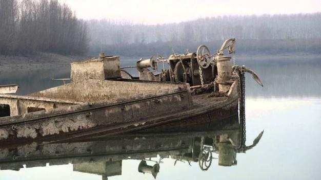 A Boretto l'ambasciatore che fotografa i relitti navali