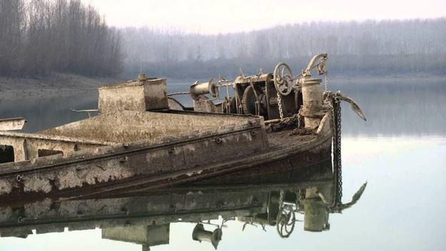 A Boretto l'ambasciatore che fotografa i relitti navali