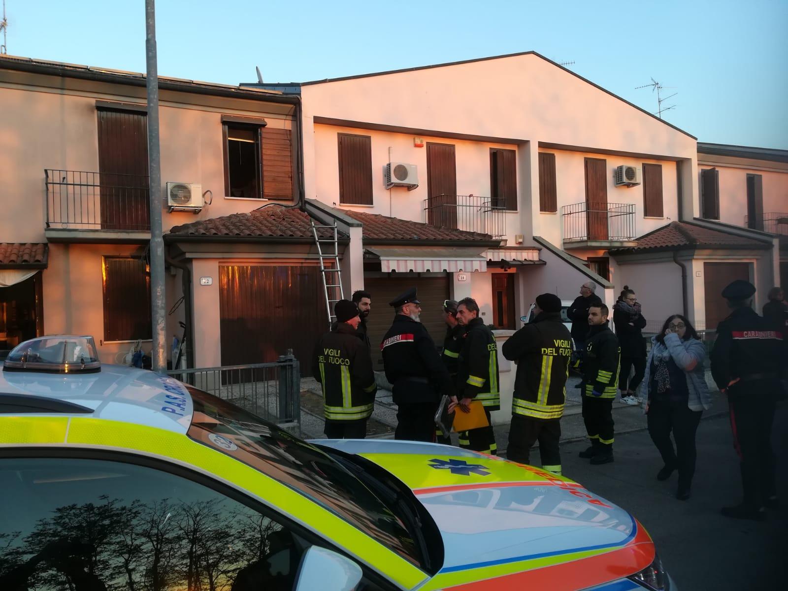 Cade dal tetto, ferito un uomo di 47 anni