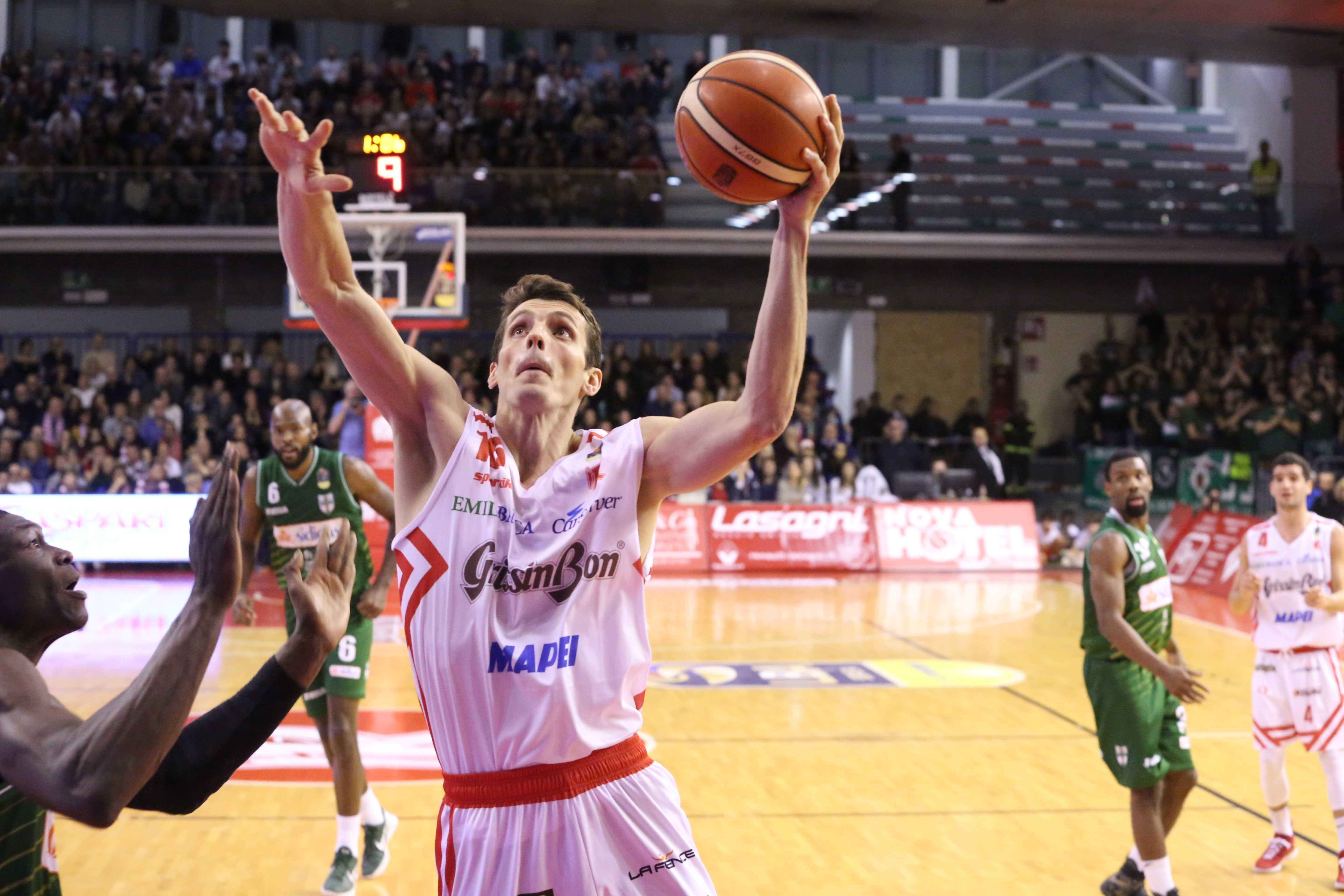 Il nuovo acquisto Ben Ortner a canestro nel match contro la Sidigas