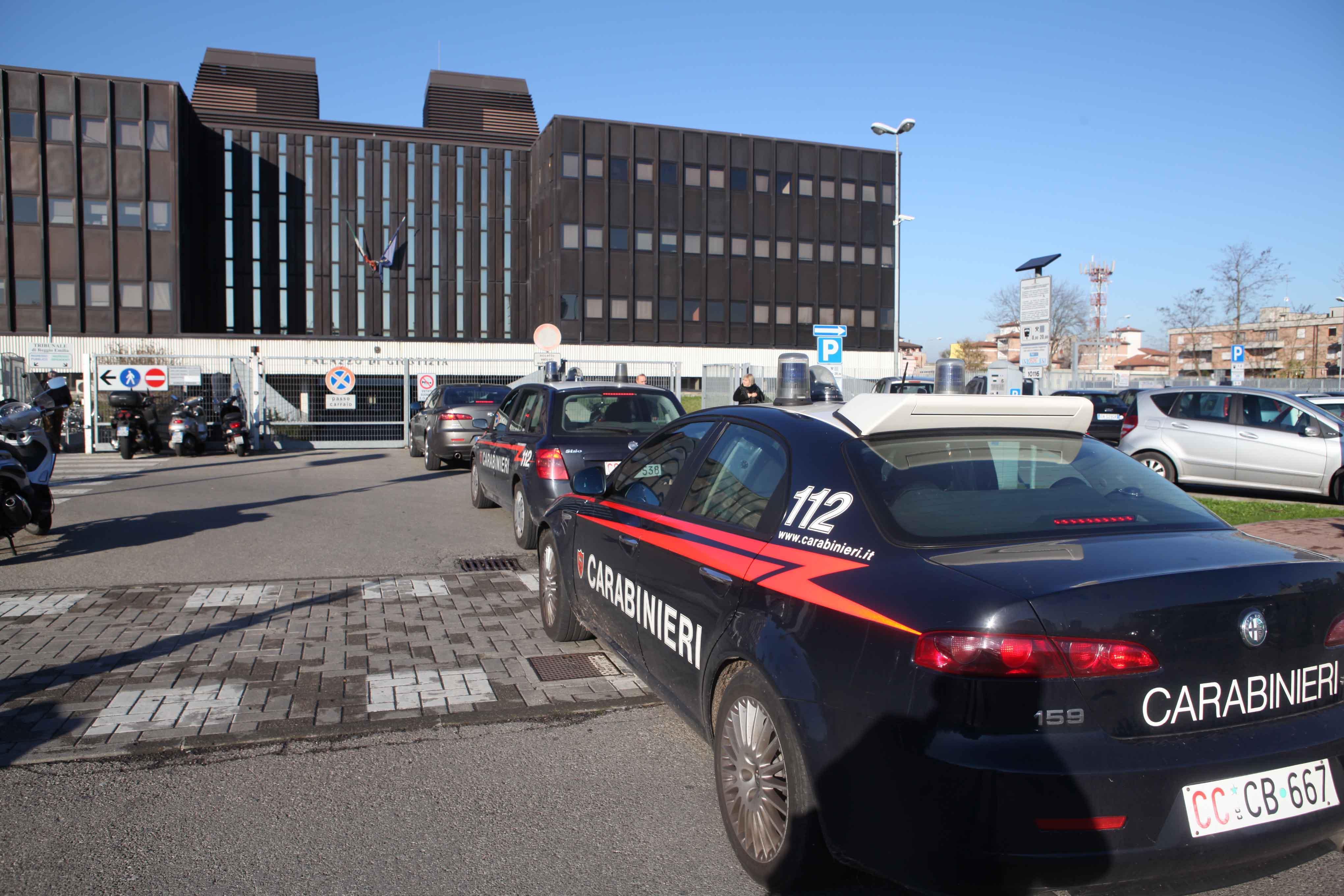 Reggio Emilia, casalinga entra in tribunale col coltello: denunciata