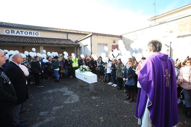 Sorbara. "Ciao Noemi", un lancio di palloncini per l'ultimo saluto alla bimba 