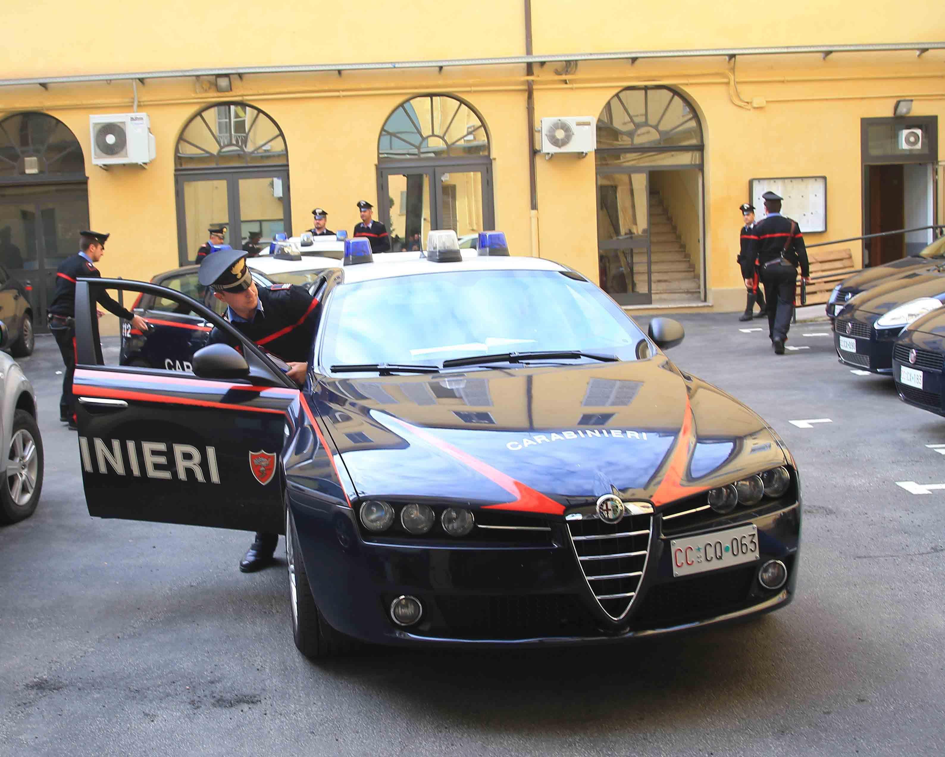 Reggio Emilia, rapina a un negozio di telefonia: arrestati marito e moglie