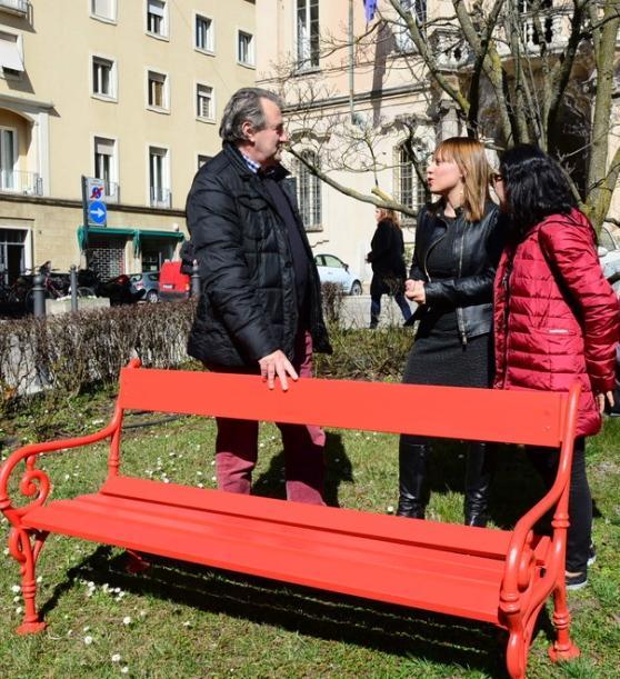 Una panchina rossa dagli uomini maltrattanti contro le violenze alle donne