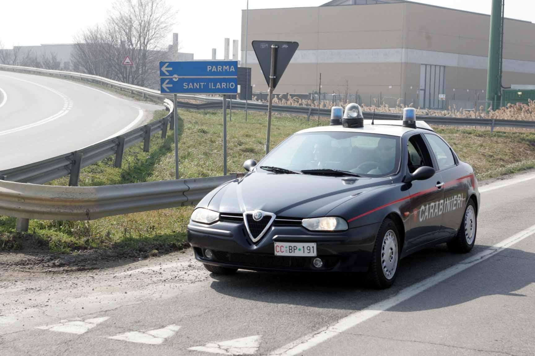 Ladri acrobati in fuga a folle velocità, abbandonano anche il bottino