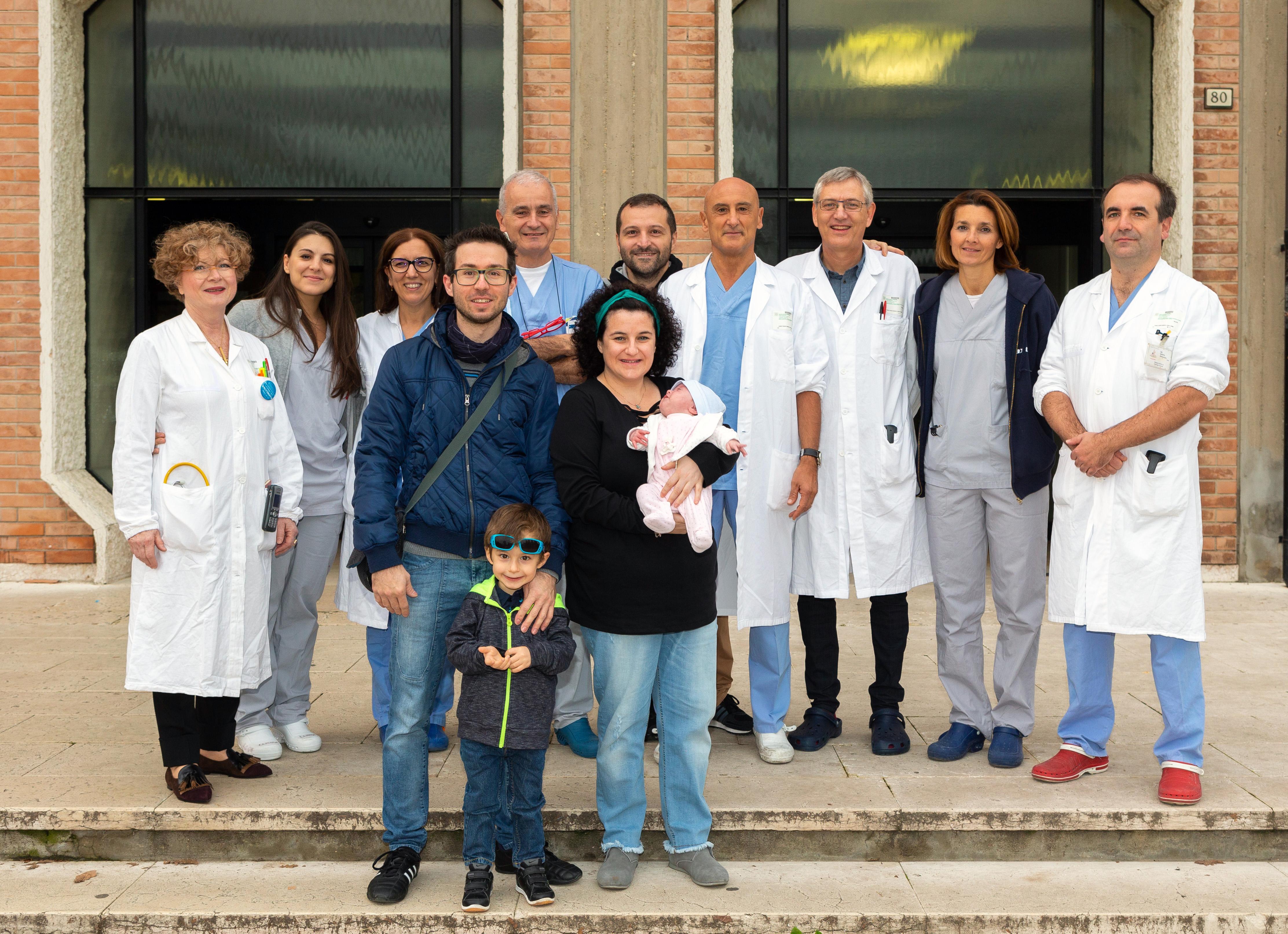 Dietro, da sinistra la dottoressa Marina Beltrami direttore f.f. della Medicina Gastroenterologica; le anestesiste Rita Monti e Anna Lisa Zanni; i ginecologi Gabriele Tridenti e Flavio Vanacore; il dottor Aurelio Negro; il direttore della Ginecologia Lorenzo Aguzzoli, l’anestesista Lesley De Pietri; il chirurgo Alessandro Giunta.