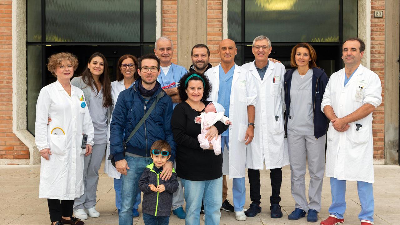 Dietro, da sinistra la dottoressa Marina Beltrami direttore f.f. della Medicina Gastroenterologica; le anestesiste Rita Monti e Anna Lisa Zanni; i ginecologi Gabriele Tridenti e Flavio Vanacore; il dottor Aurelio Negro; il direttore della Ginecologia Lorenzo Aguzzoli, l’anestesista Lesley De Pietri; il chirurgo Alessandro Giunta.