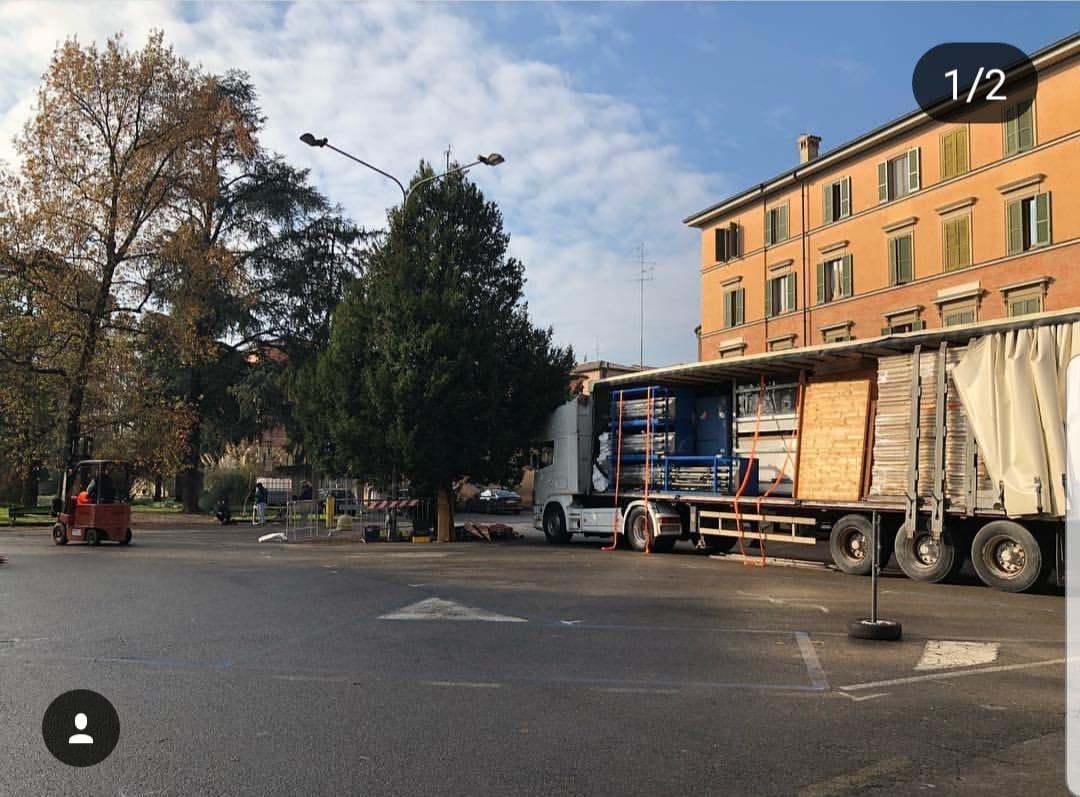 Piazzale Carducci, lavori per installare la pista per il pattinaggio sul ghiaccio