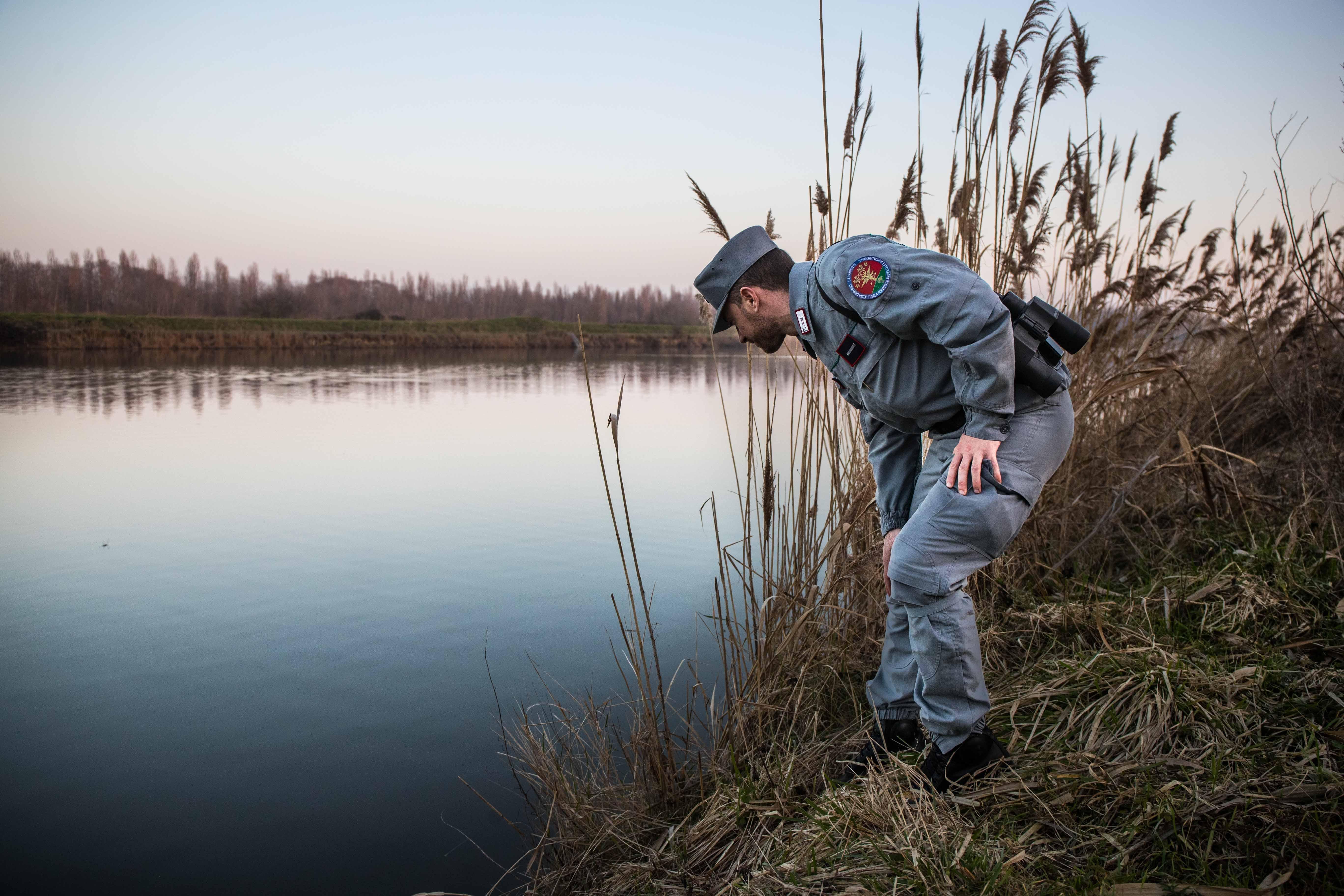 Pescano illegalmente nel Mezzano, scoperti e denunciati