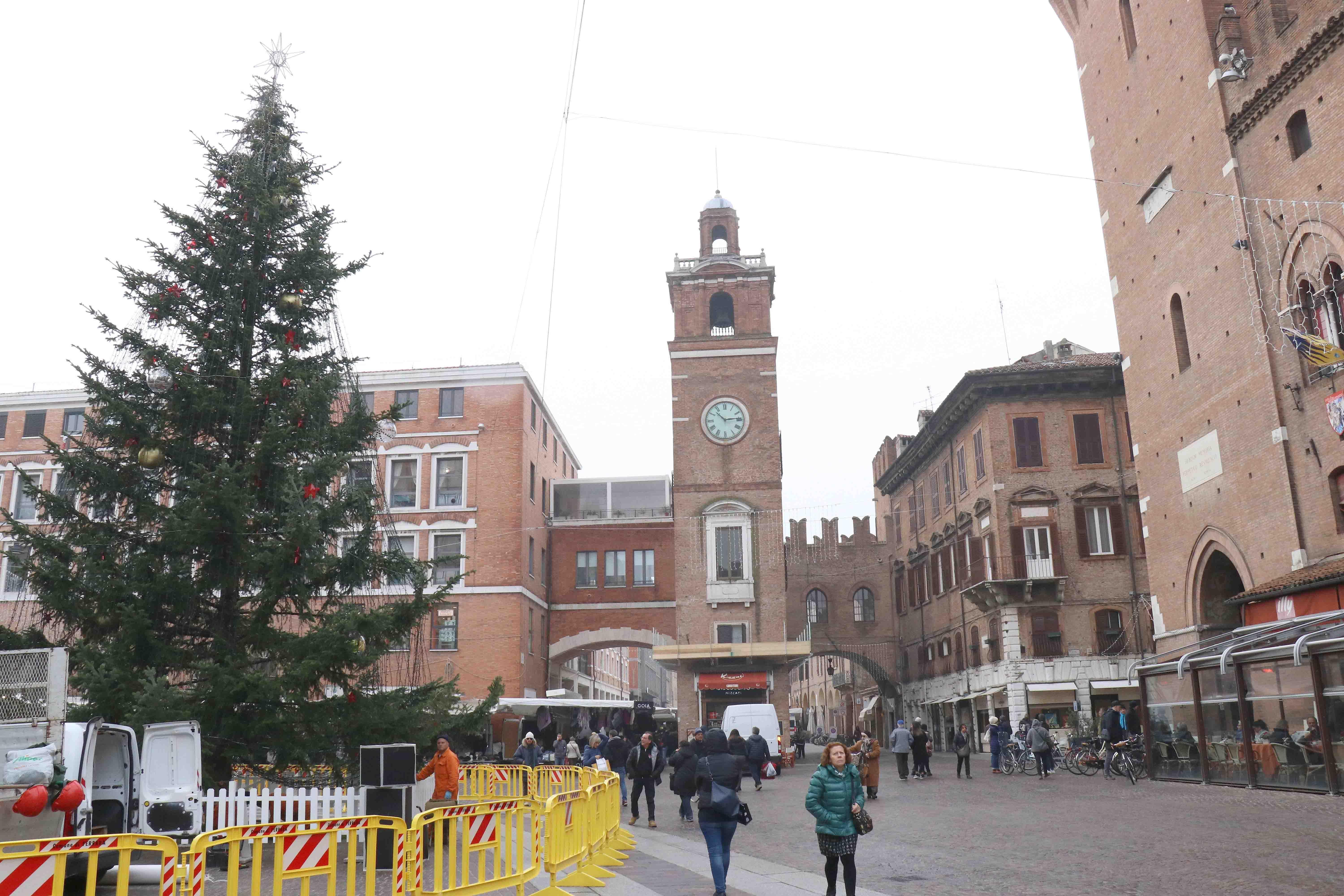 Si accende l'albero, tra belcanto e danza