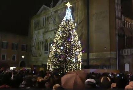 Albero acceso fra canti, luci e l'affetto del pubblico