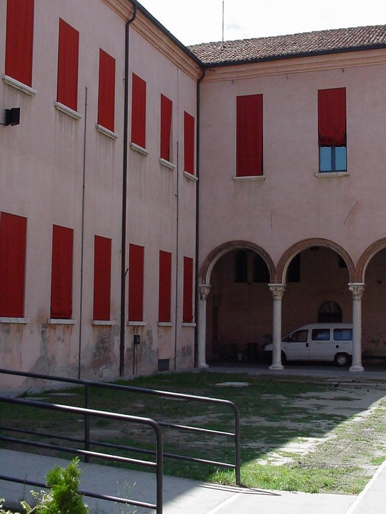 La mattina in classe, il vicepreside parla ai compagni 