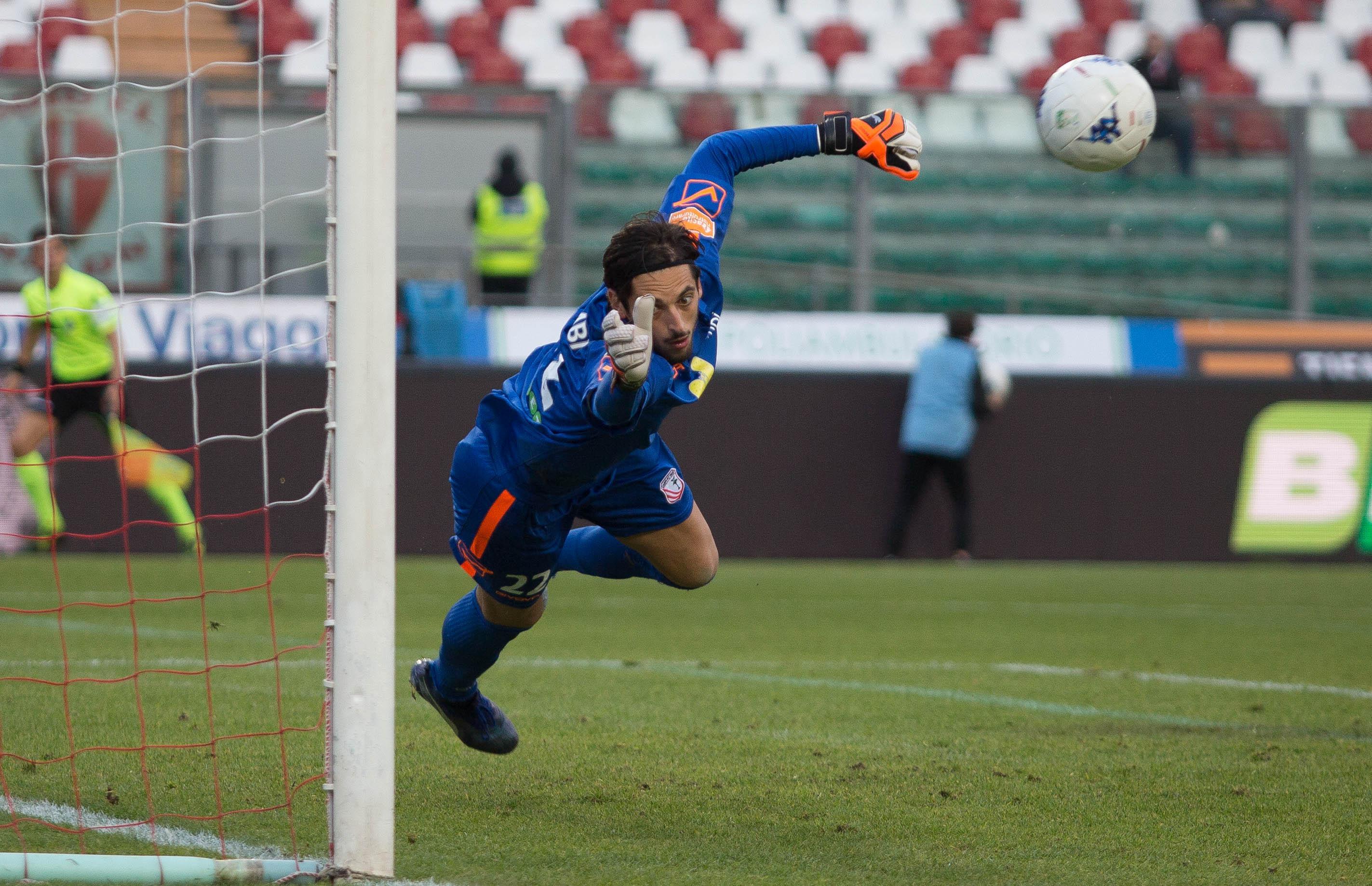 Il Cosenza vince a Crotone, Carpi torna in zona retrocessione 