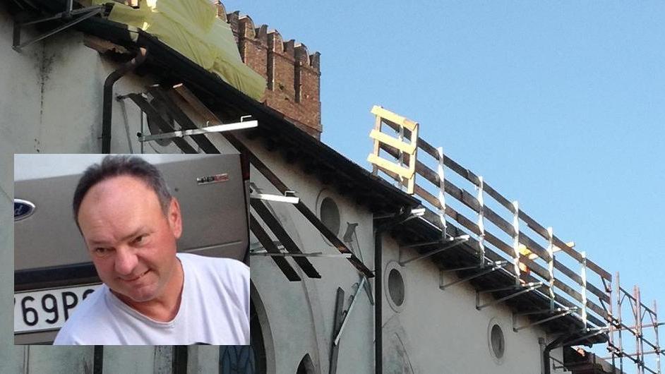 Precipita dal tetto del municipio: muore un operaio di Mirandola di 55 anni