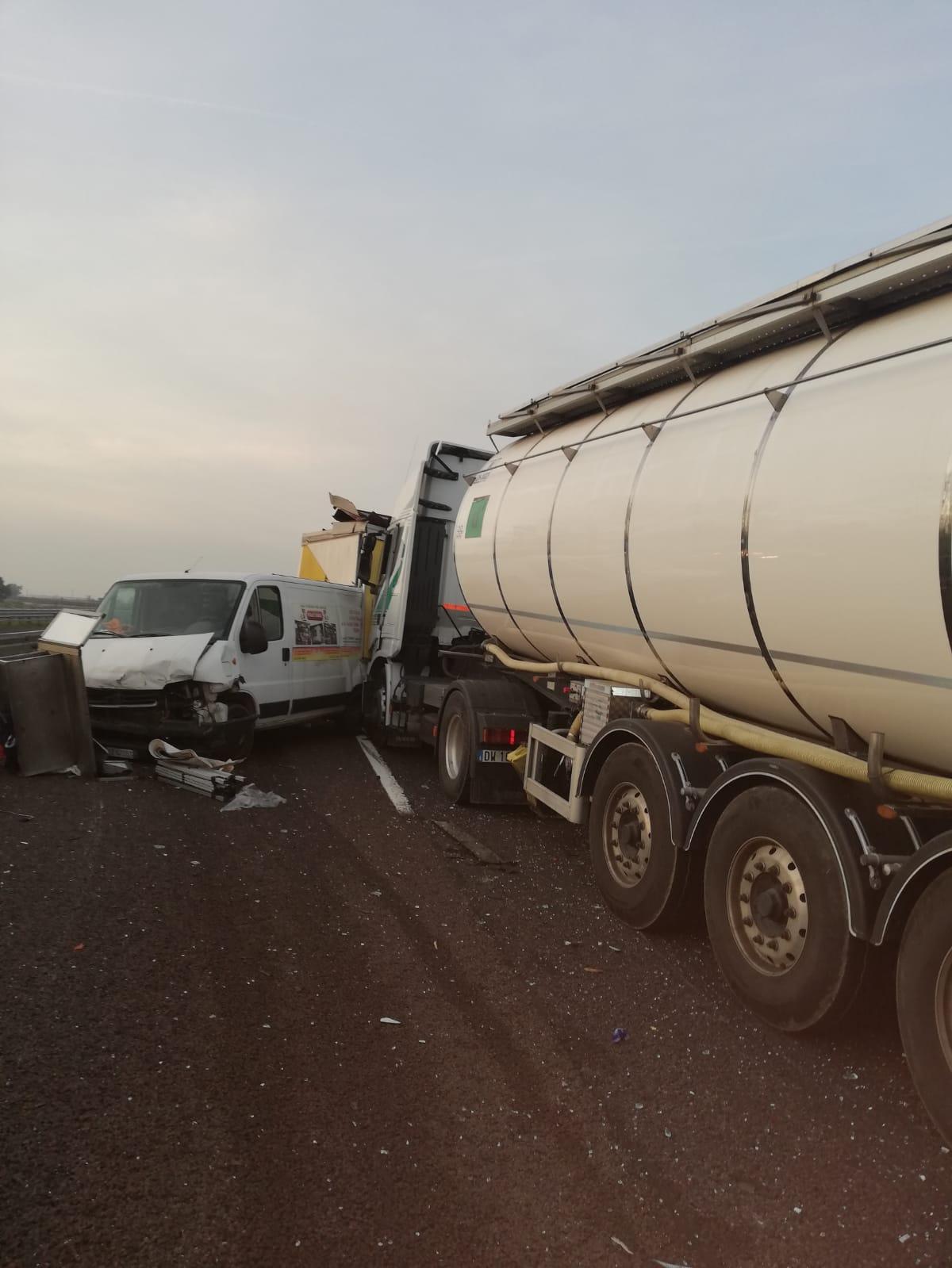 Schianto in A13, code per decine di chilometri