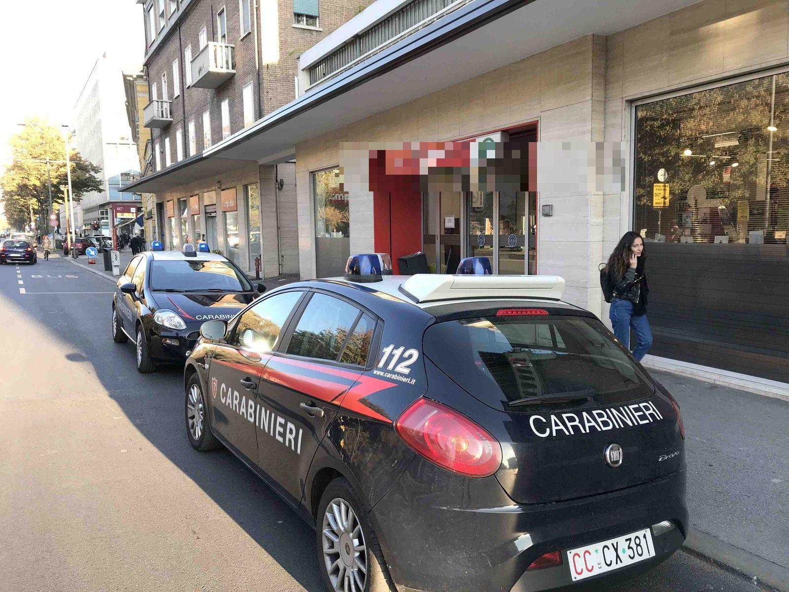 Carabinieri davanti a un supermercato