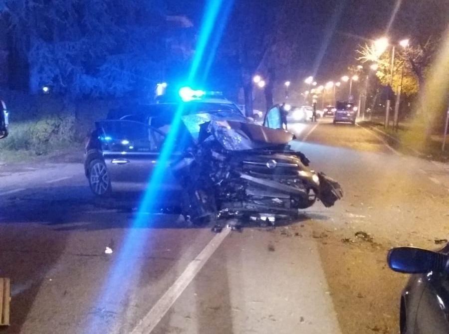 Modena, auto contro un platano: feriti quattro giovani 