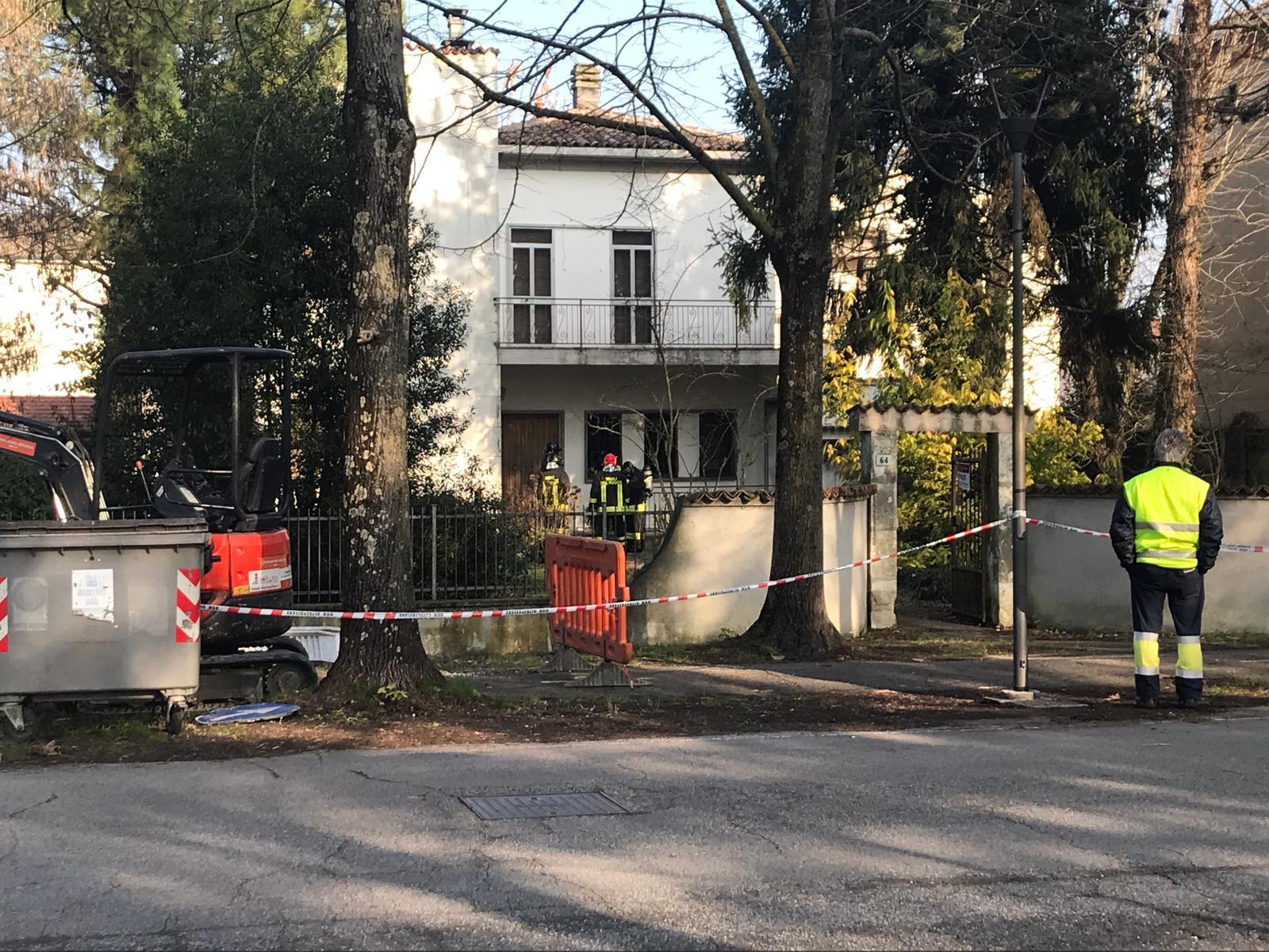 La villetta satura di gas e l'intervento dei vigili del fuoco