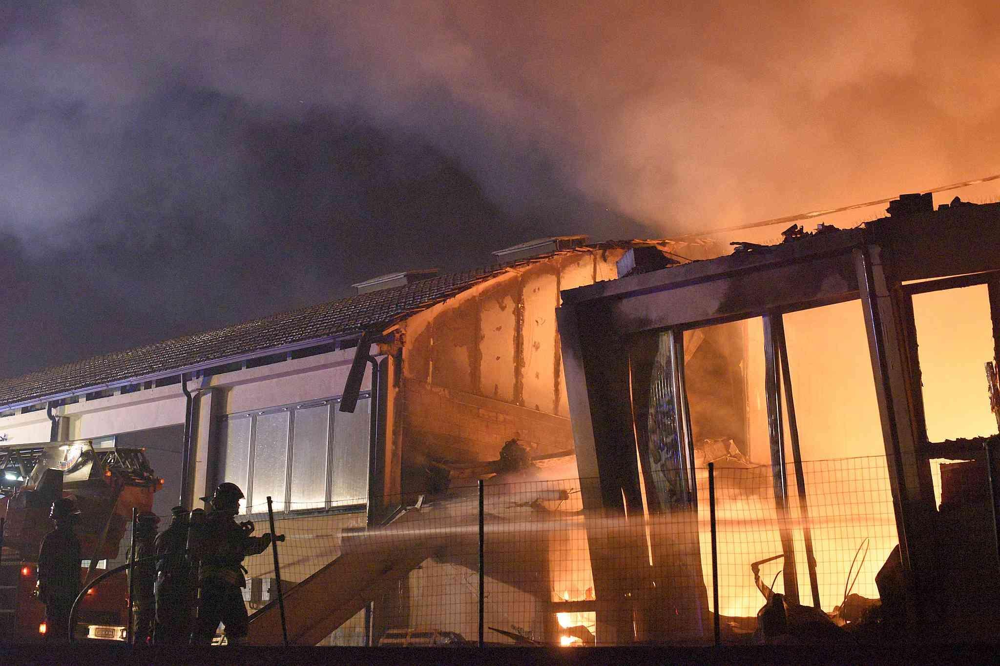 Il capannone distrutte dalle fiamme a Casalgrande