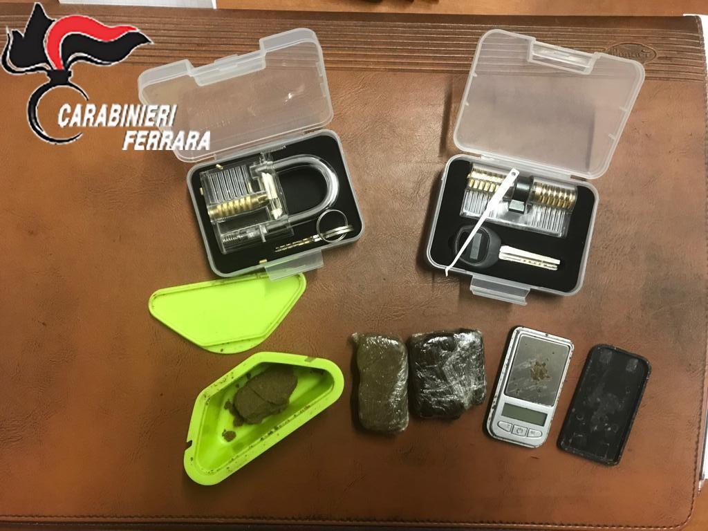 Droga e arnesi sequestrati al 19enne ferrarese