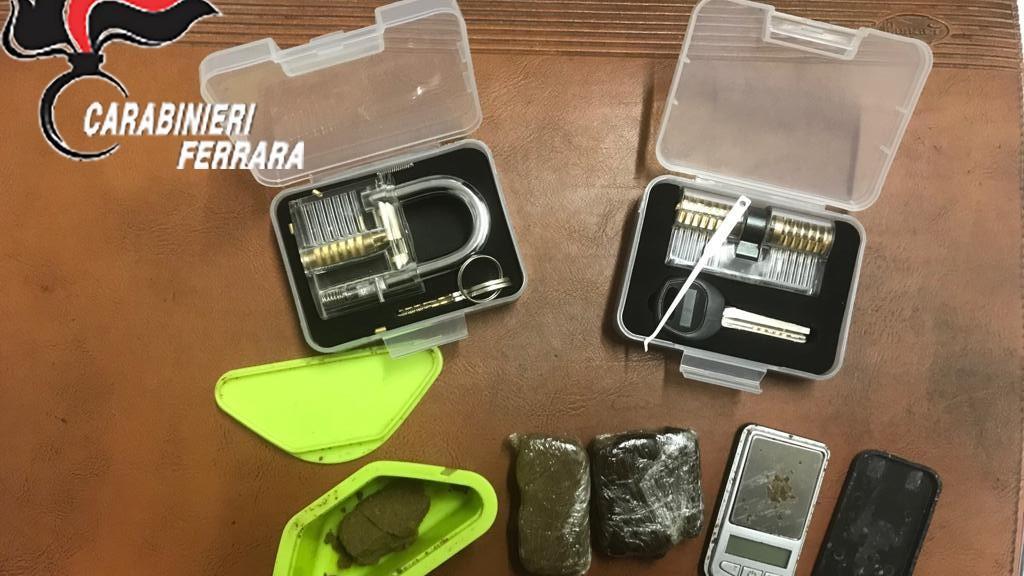 Droga e arnesi sequestrati al 19enne ferrarese