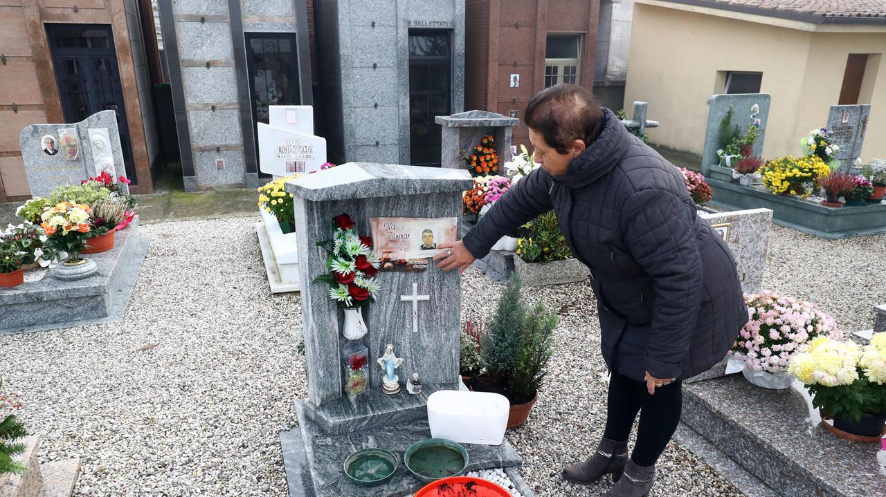 Una delle tombe danneggiate nel cimitero di Rovereto