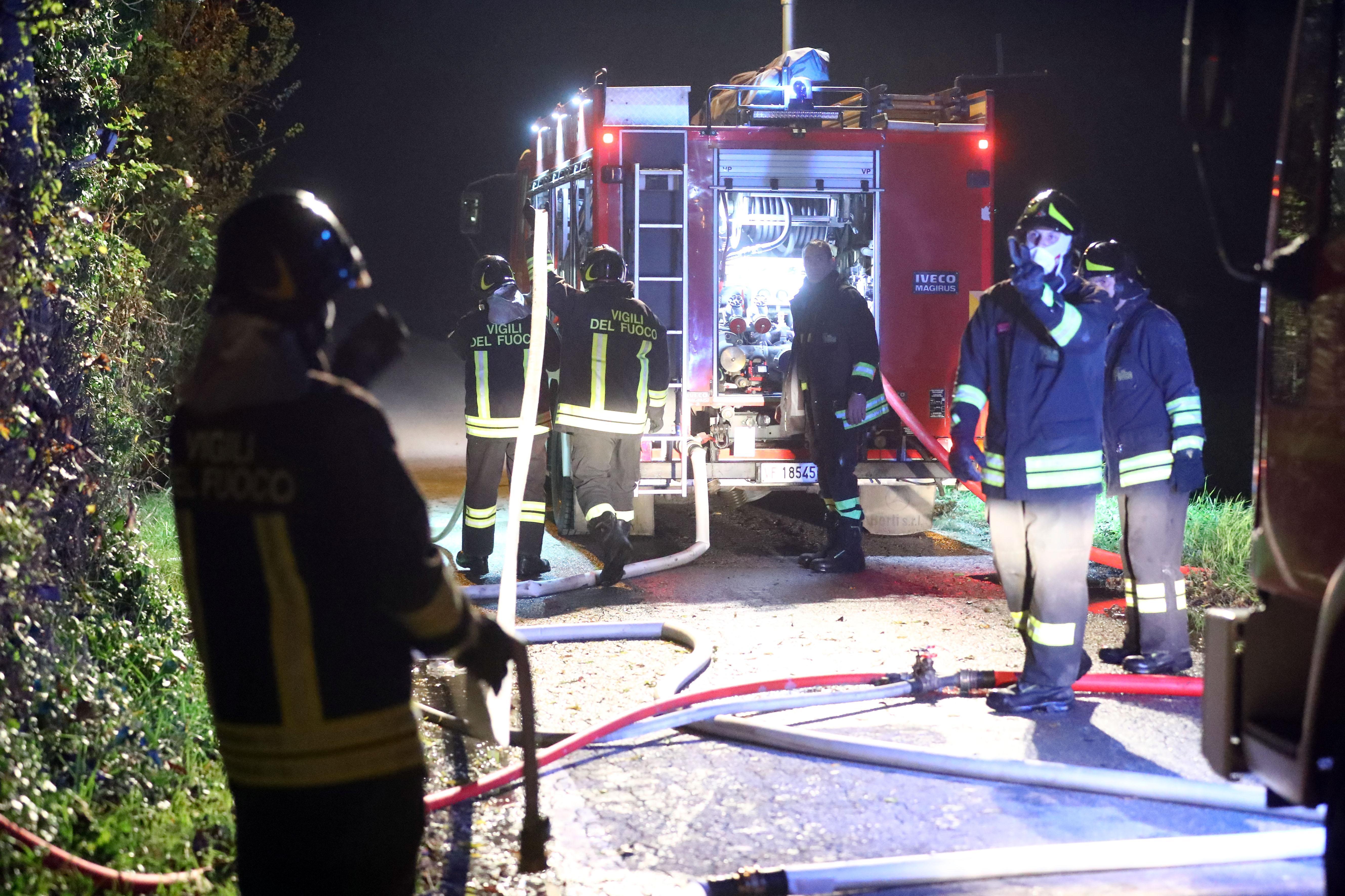 Fienile divorato dalle fiamme, crolla il tetto