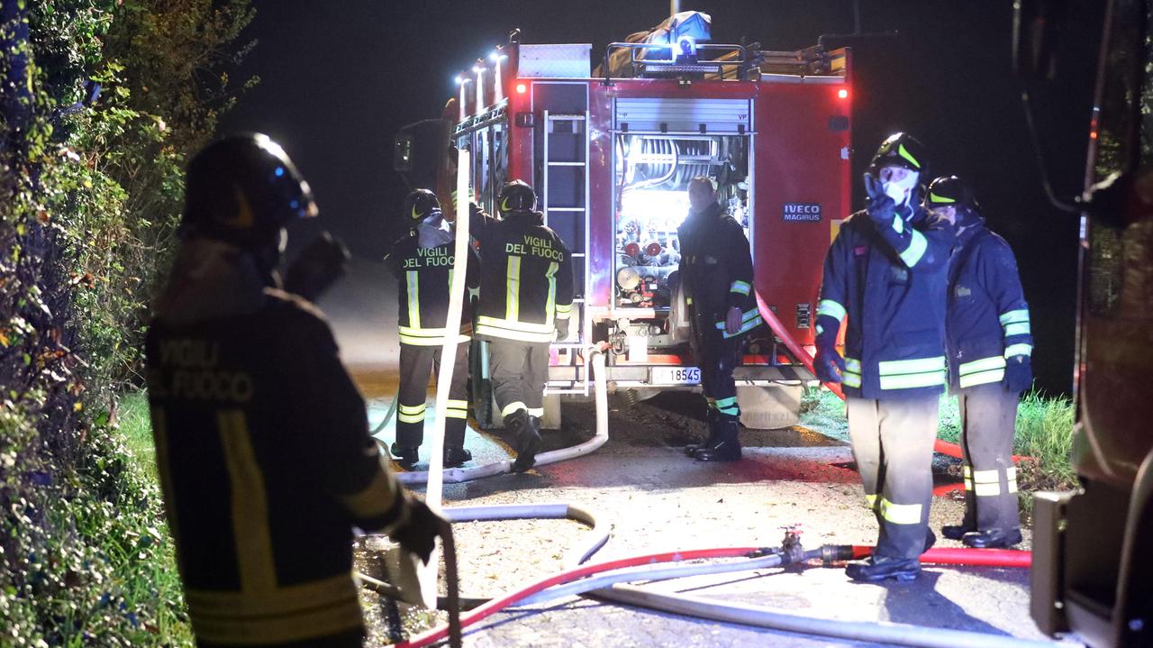 Fienile divorato dalle fiamme, crolla il tetto