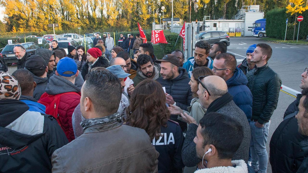 Salta trattativa con le coop. Tensione all'Italpizza: lancio di fumogeni e Vignolese bloccata