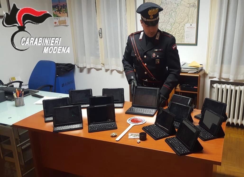 Medolla: rubano pc e tablet a scuola e li nascondono in un pollaio 