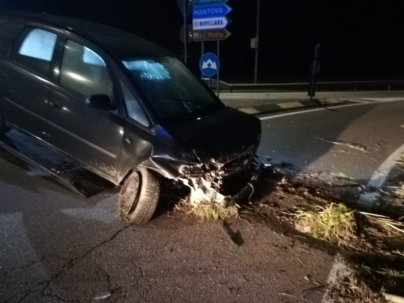 Novellara, sbanda sulla rotonda e si schianta contro il guard rail