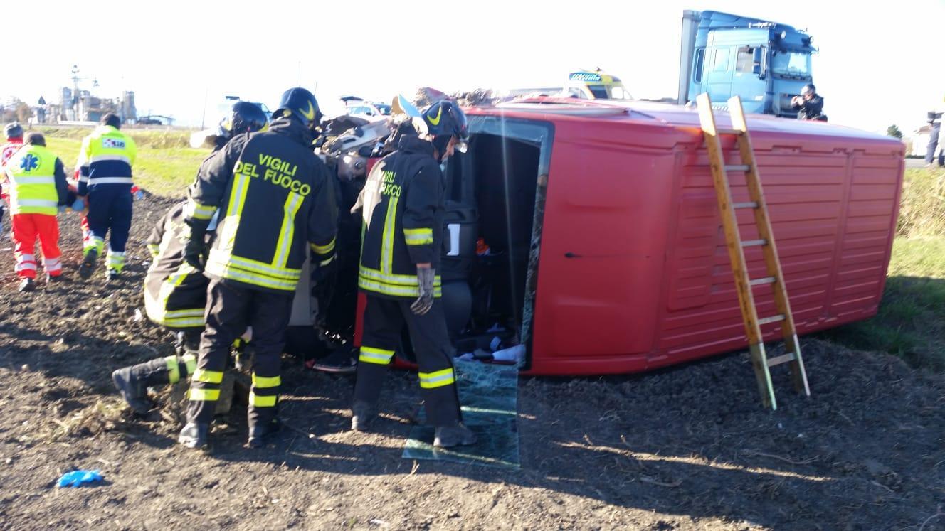 Vola con il furgone fuori strada, ferito un 26enne