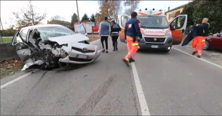 L'auto dopo l'impatto contro il muro e i soccorritori