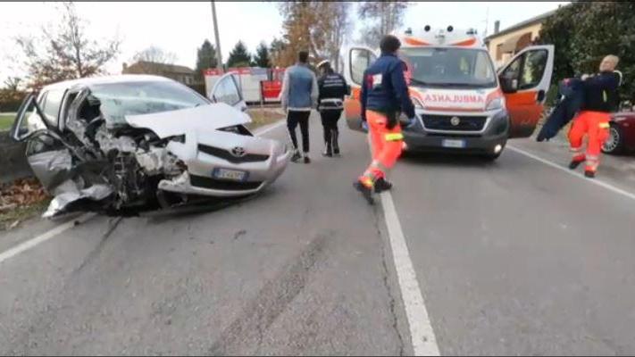 L'auto dopo l'impatto contro il muro e i soccorritori