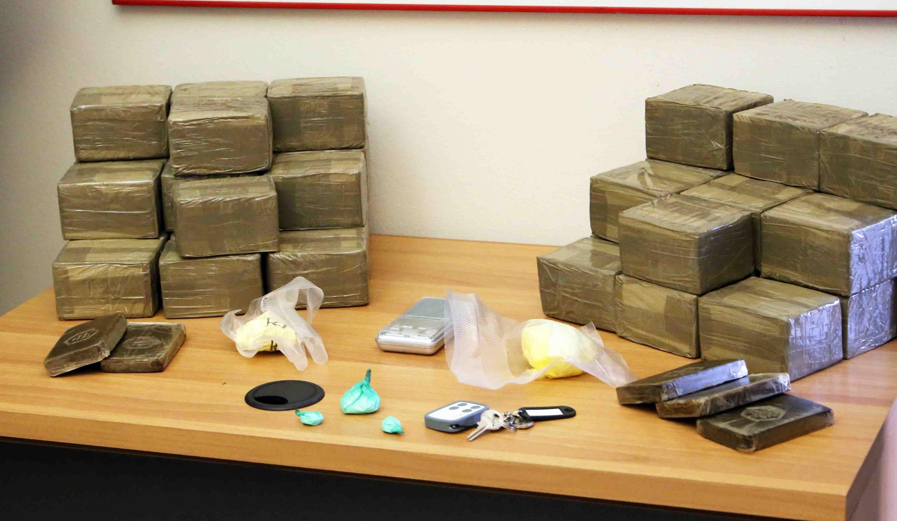 Cento, venti chili di droga nascosti nel garage in mezzo agli scatoloni