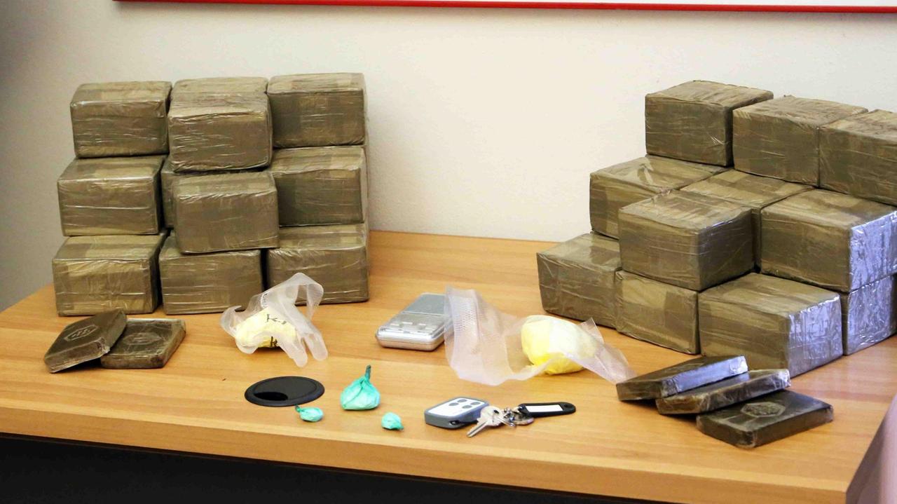 Cento, venti chili di droga nascosti nel garage in mezzo agli scatoloni