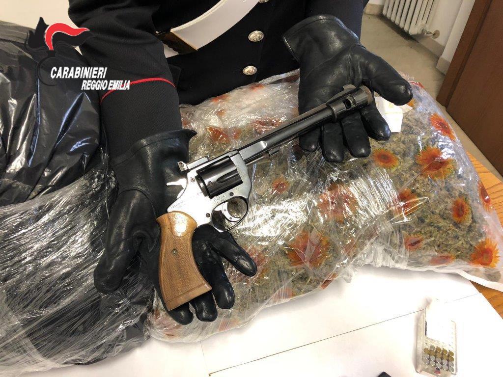 Reggio Emilia, armi rubate e chili di droga in casa e al bar: arrestato un 27enne