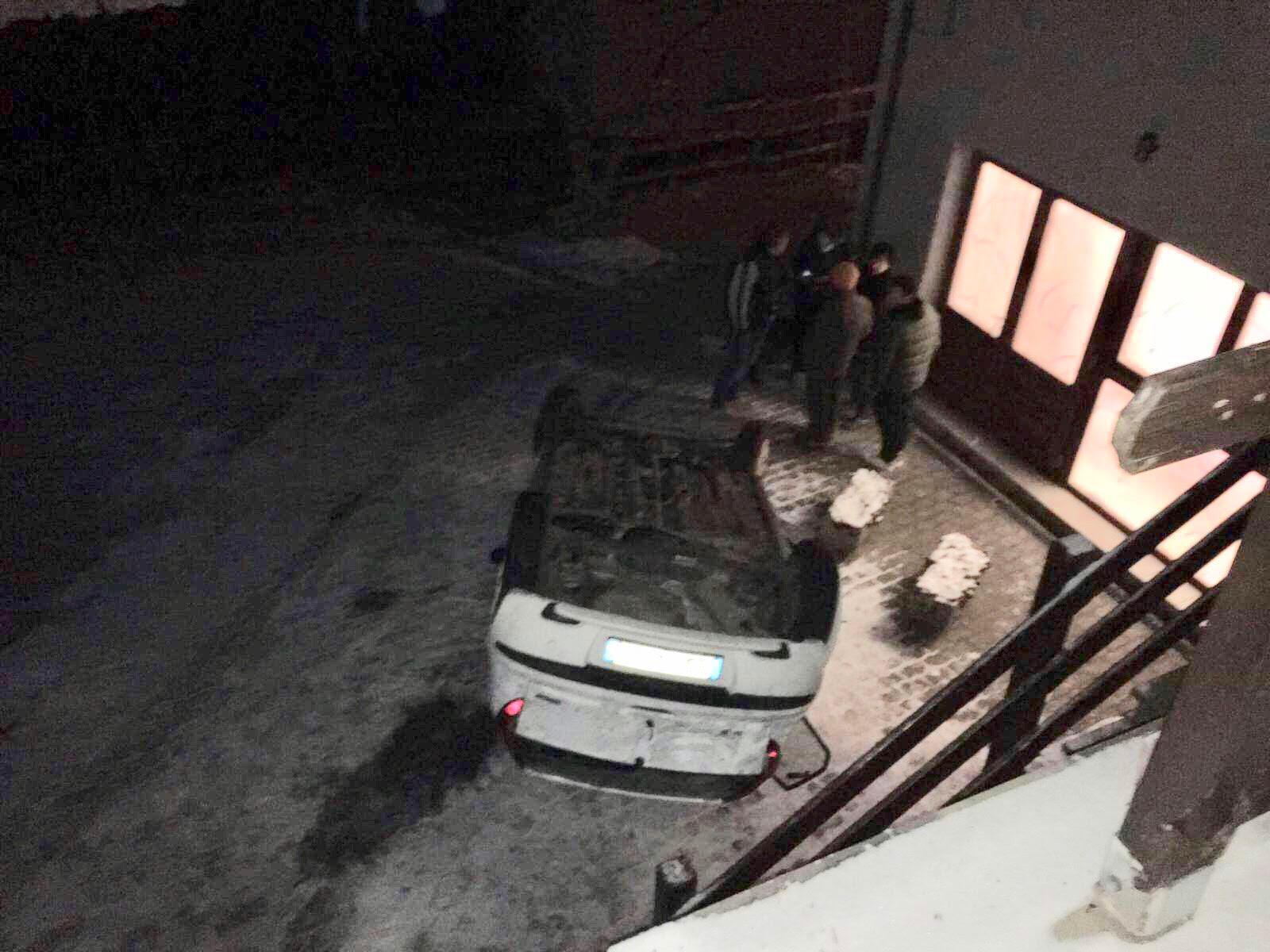 Con l'auto giù dal parapetto dopo il parrucchiere, anziane ferite 