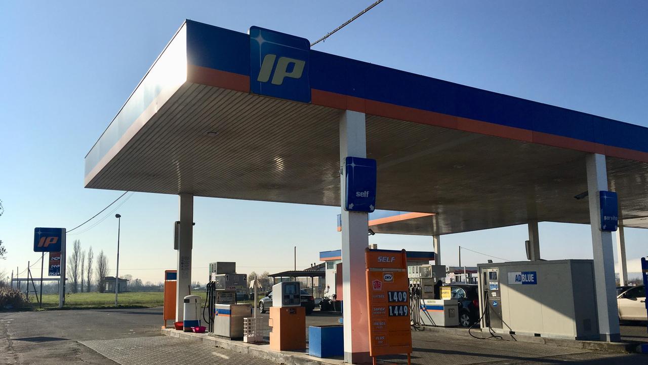 Carpi: aspirato tutto il gasolio Colpo da 20mila euro all’area di servizio “Ip”