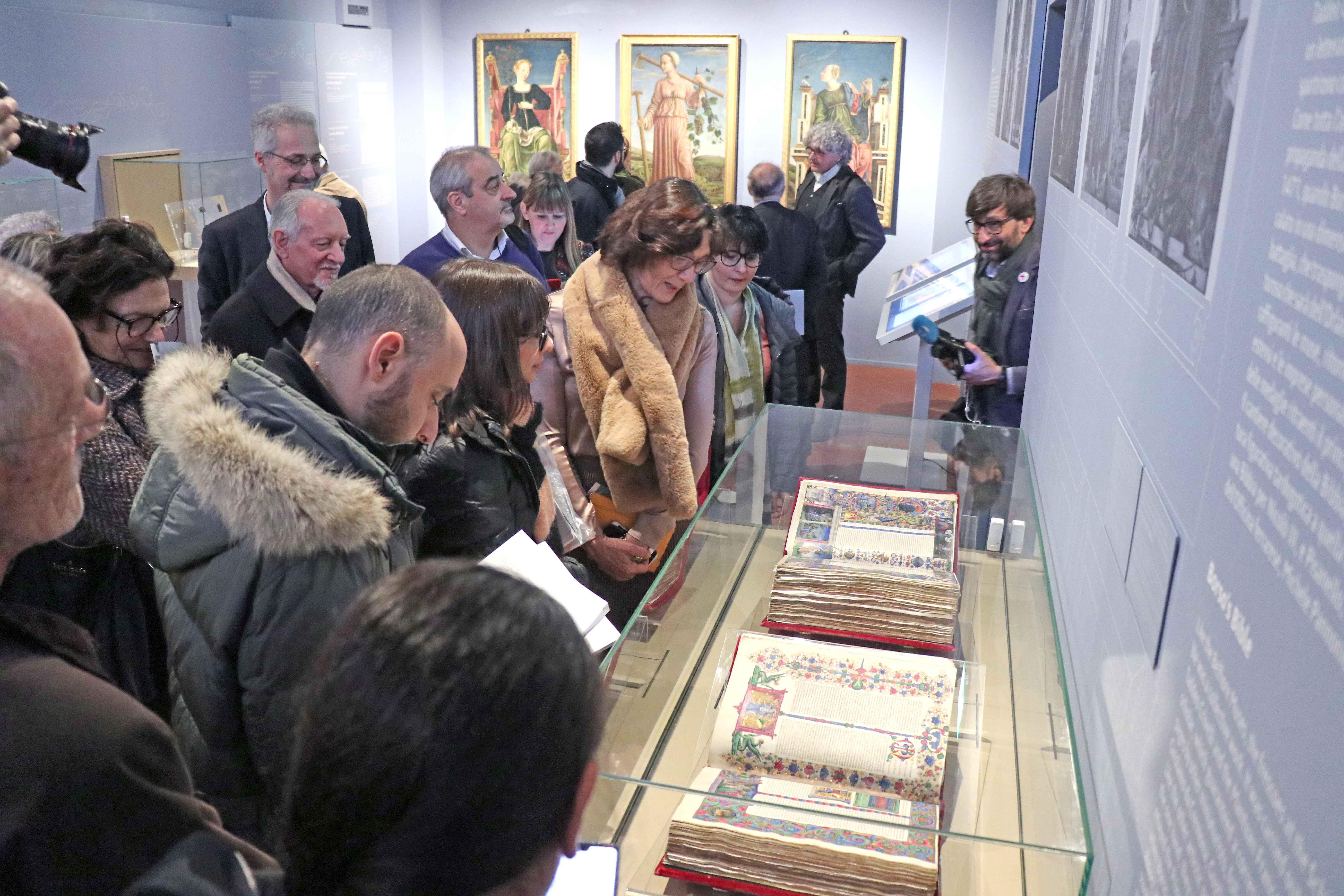 Visitatori alla Pinacoteca nazionale di Palazzo Diamanti davanti alla mostra sullo studiolo di Belfiore
