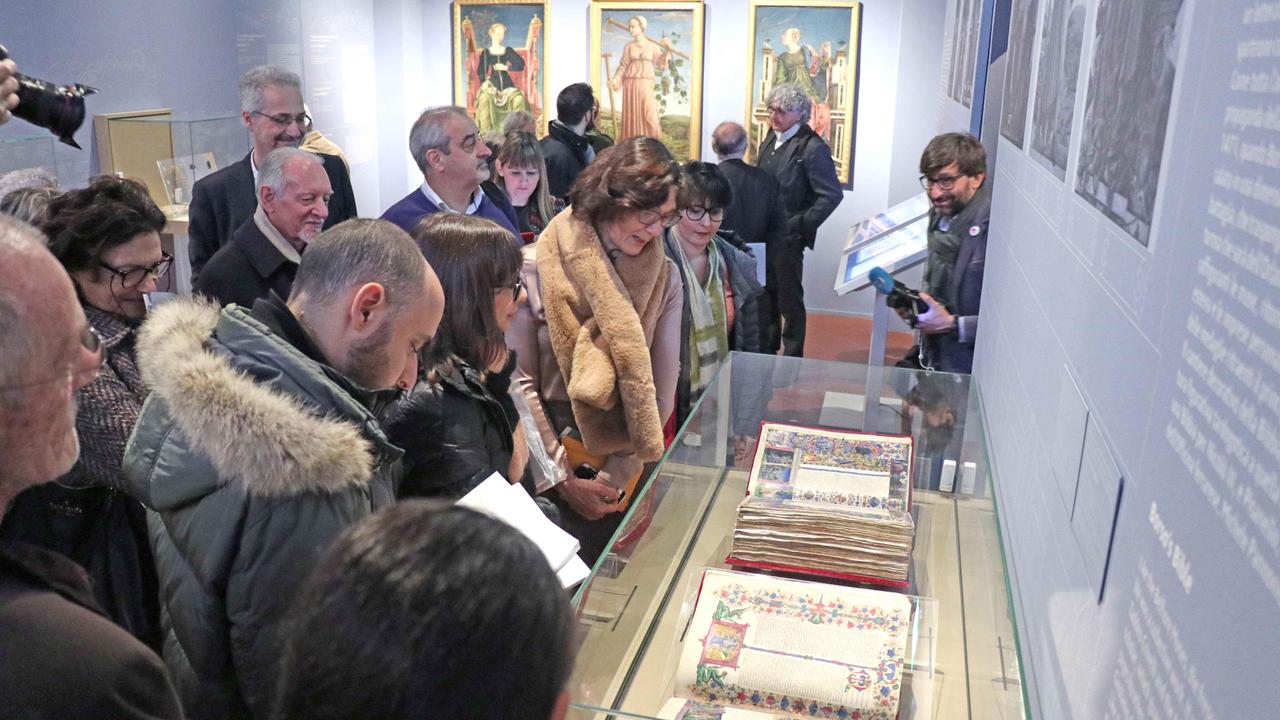 Visitatori alla Pinacoteca nazionale di Palazzo Diamanti davanti alla mostra sullo studiolo di Belfiore