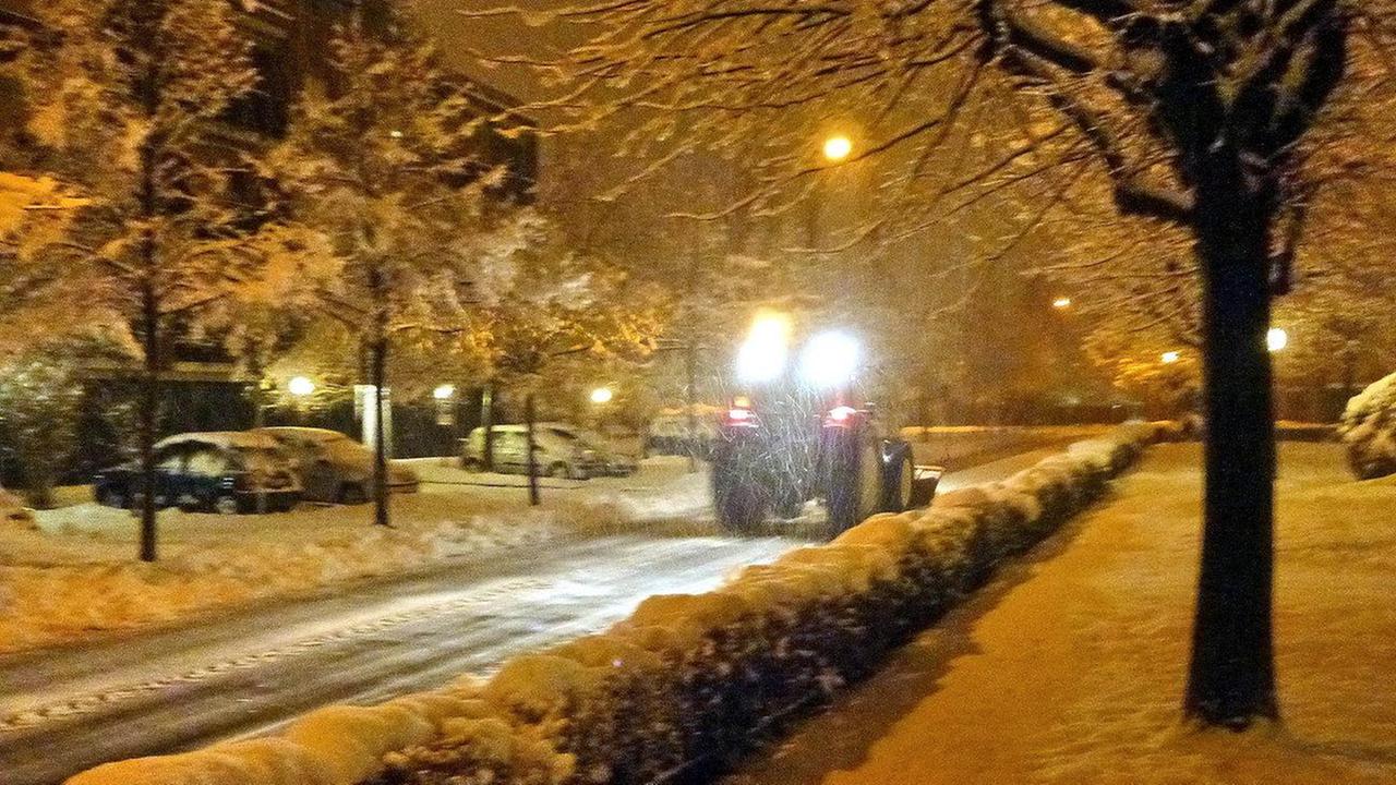 Allerta meteo, nevica nel modenese. Piano neve pronto in azione