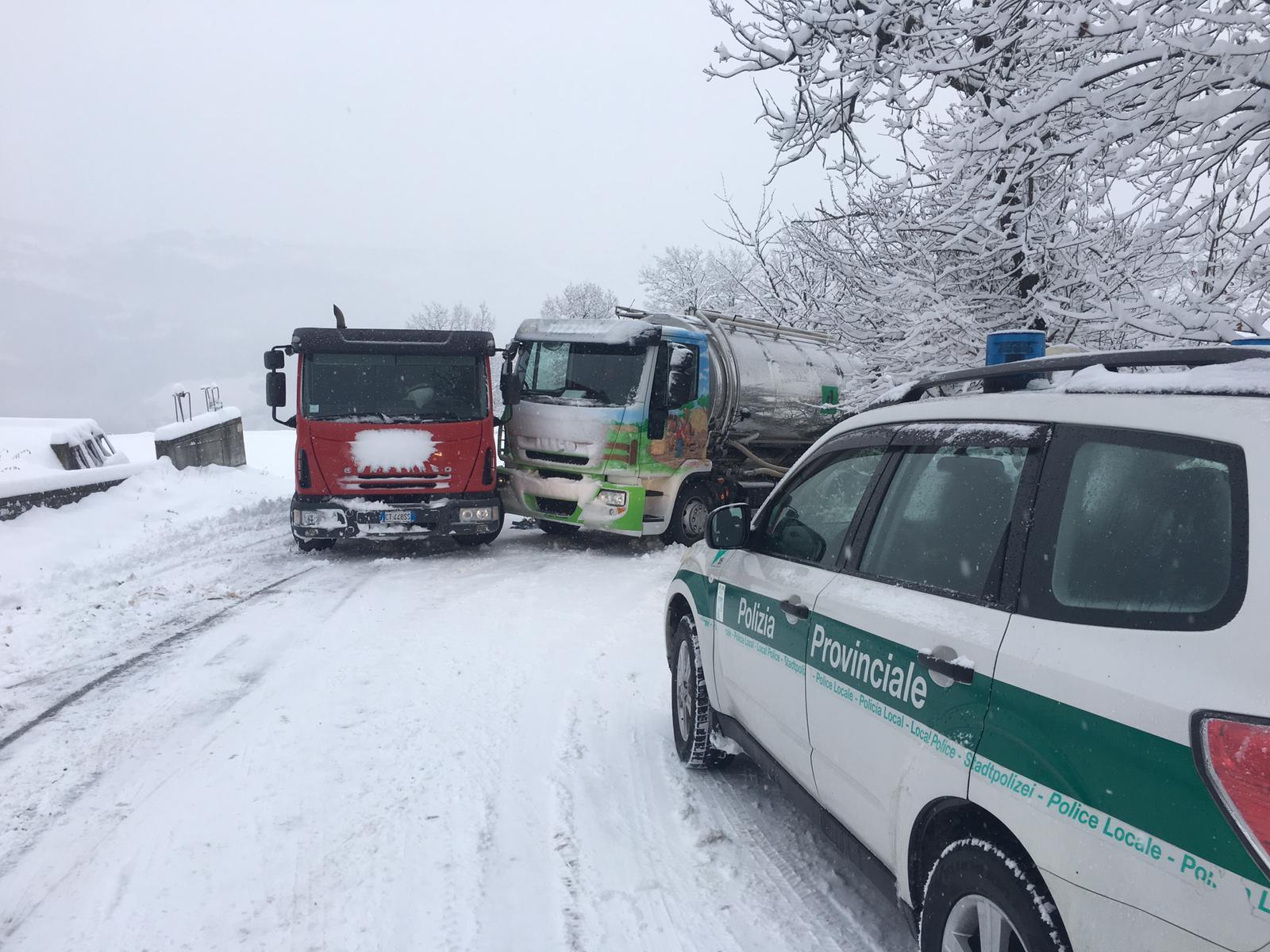 L'incidente tra due furgoni del trasporto del latte lungo la strada comunale tra Razzolo e Minozzo, a Villa Minozzo