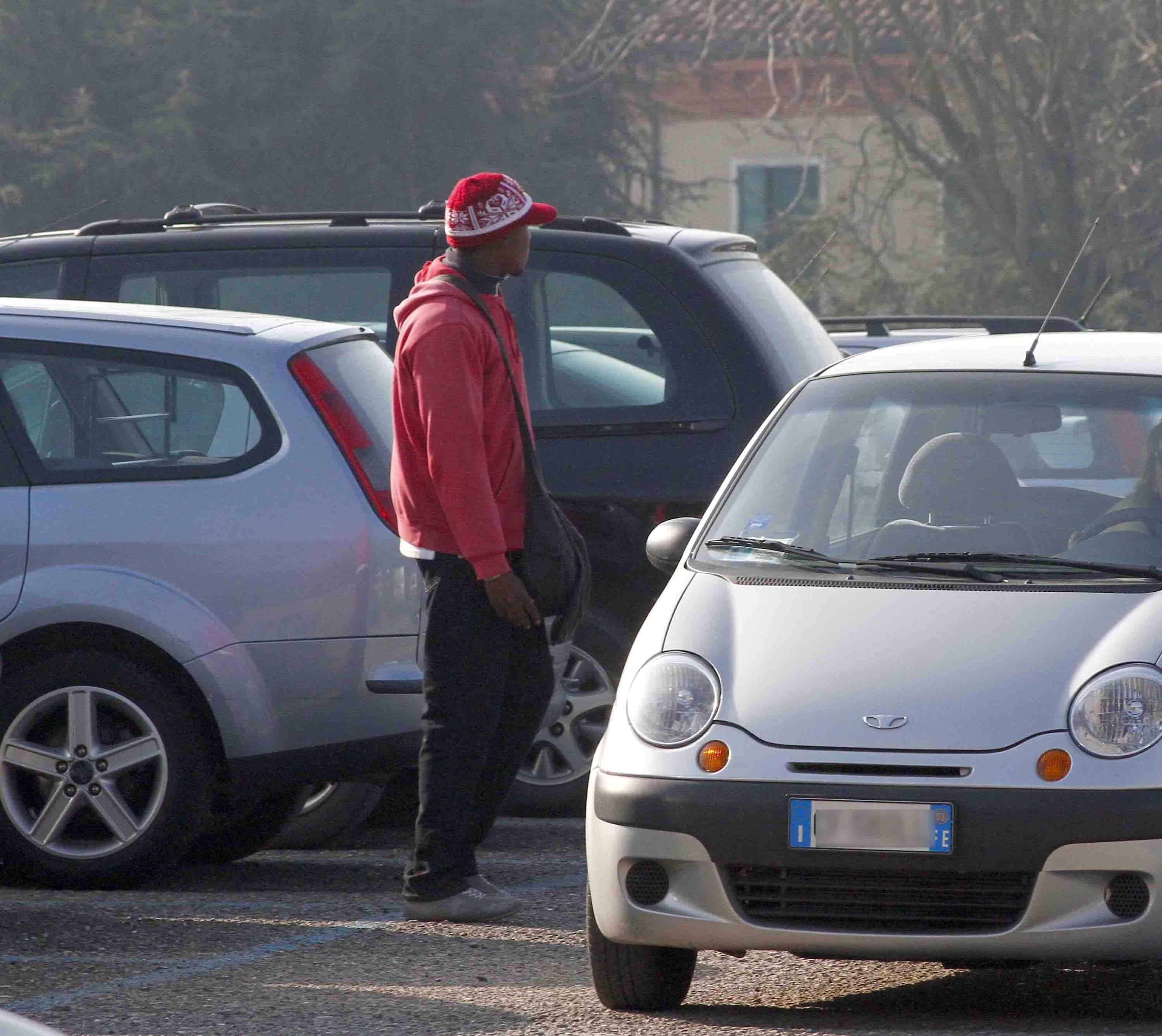 Un parcheggiatore abusivo