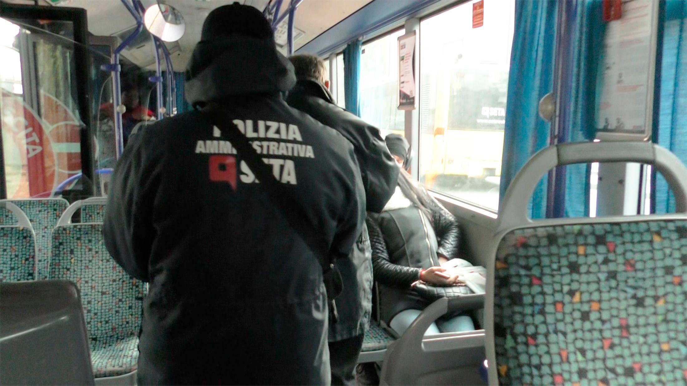 Modena. Bimbo umiliato sul bus: fotosegnalato e schedato. Seta: "Multa giusta, noi rispettiamo la legge" 